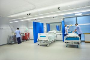 Mamă şi bebeluş, morţi după ce chirurgul a efectuat operaţia de cezariană sub influenţa alcoolului