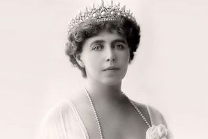 O statuie a Reginei Maria, amplasată într-un oraş din Marea Britanie