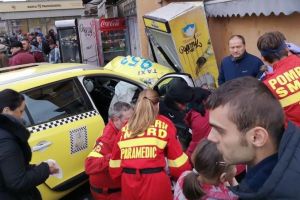 UPDATE FOTO Patru persoane rănite într-un accident pe strada Semaforului