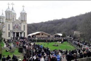 Mii de credincioşi, în PELERINAJ la mănăstirea PEȘTERA Sf ANDREI 