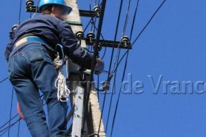 Sate fără curent electric din cauza vântului