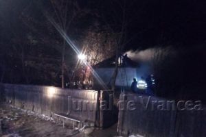 FOTO-ULTIMĂ ORĂ: Arde acoperişul unei case la Tătăranu