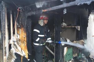 Incendiu violent la o casă în Biharia, izbucnit din cauza jarului căzut din centrala termică (FOTO)