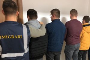 Sârbi angajaţi la negru, depistaţi de poliţiştii de la imigrări, la Buziaş