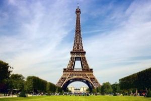 O bucata din scara originala a Turnului Eiffel, vanduta la licitatie pentru aproape 170.000 de euro