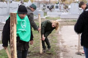 De Centenar, 100 de stejari au fost plantaţi în Cimitirul Municipal de Garda Forestieră şi Direcţia Silvică (FOTO)