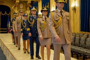 FOTO: Noile uniforme pentru militarii români sunt create de celebrul designer Alexandru Ciucu. Colecţia dedicată regelui Mihai, a fost prezentată marţi, la Cercul Militar Naţional