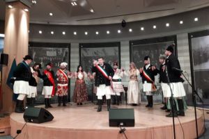 VIDEO Junii braşoveni au aruncat buzduganul în Parlamentul European