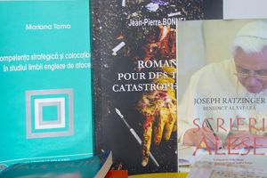 O donaţie de carte „Jos pălăria”