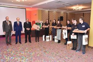 Elevii Colegiului Naţional „Decebal” Deva, câştigătorii concursului „Citeşti şi câştigi!”