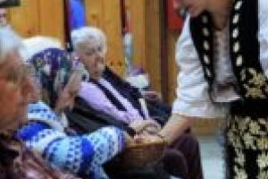 Ziua Naţională, sărbătorită în avans la Căminul pentru Persoane Vârstnice din Reşiţa [FOTO/VIDEO]