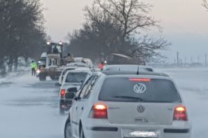 UPDATE. Judetul Constanta. Trafic ingreunat pe mai multe drumuri din cauza zapezii si a viscolului. In anumite zone sunt troiene de un metru (galerie foto) 