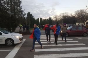 VIDEO. Pe jos spre Alba Iulia. Călătorie dificilă pentru careieni: ,,Doi dintre băieţi nu mai pot continua”