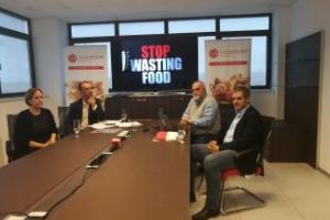 Campania ”Nu arunca pâinea”, lansată la Cluj de către La Lorraine. Românii aruncă anual alimente care pot hrăni Clujul 20 de ani VIDEO