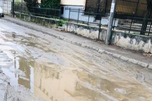FOTO Dezastru pe o stradă la doi kilometri de centrul Sibiului – Municipalitatea spune că ”se rezolvă”