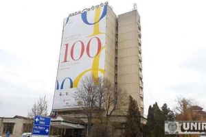 FOTO: Mesh imens cu ”Festival de România”, pe Hotel Cetate din Alba Iulia