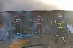Incendiu violent in municipiul Tulcea. O locuinta, cuprinsa de flacari. Doua persoane primesc ingrijiri medicale (galerie foto)