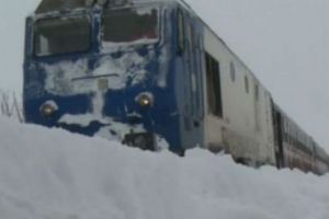 Sute de călători au rămas blocaţi pe calea ferată. Trenuri blocate în ger şi zăpadă
