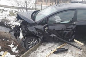 Accident pe DN1, la intrare in Sinaia. O masina s-a izbit de un cap de pod