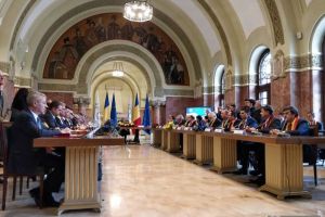 VIDEO: Ședinţa solemnă a Guvernului la Sala Unirii din Alba Iulia. Albaiulienii i-au primit pe miniştri cu pâine şi sare, dar şi cu protest şi huiduieli