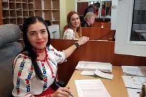 Baia Mare: Angajatii de la Serviciul Permise au muncit astazi cu tricolorul prins in piept