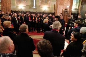 FOTO: Premierul Dancilă şi membrii Guvernului au fost decoraţi de ÎPS Irineu, cu ordin bisericesc, la Alba Iulia