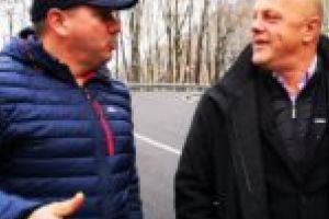 Armaşu a turnat trei straturi de asfalt ca-n palmă pe drumul spre Șură! „Am pierdut bani, dar Nelu a spus: «Hai, frate, să-l facem!»”