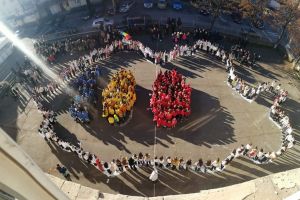 Elevi de la mai multe şcoli, scoşi afară în frig să „deseneze” harta României sau „100” (FOTO)