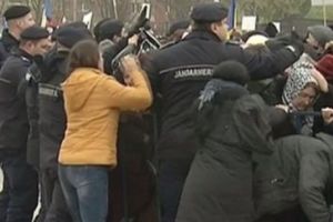 INCIDENTE la Catedrala Neamului. Oamenii au RUPT GARDURILE şi au dat NĂVALĂ la ALTAR