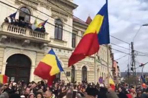 VIDEO: Convoiul de căruţe ”DRUMUL UNIRII” a ajuns în AIUD. Maramureşenii şi aiudenii au cântat într-un glas DEȘTEAPTĂ-TE ROMÂNE!