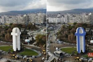 Monumentul Facebook: La Alba Iulia, un monument dedicat Unirii seamănă cu sigla reţelei de socializare (VIDEO)