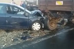 Tractorist fără permis, implicat într-un accident. A lovit o maşină condusă de o tânără de 19 ani