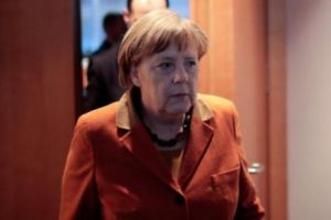 Angela Merkel respinge cererea lui Poroşenko de nave NATO, îndemând Kievul la calm