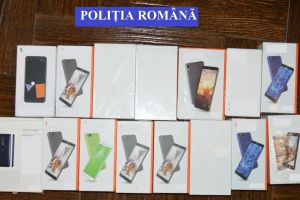 Percheziţii în Bistriţa. 4 bărbaţi, în arest după ce au furat bani dintr-o locuinţă. Ce au confiscat poliţiştii