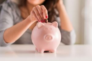 Guvernul a adoptat OUG prin care vor fi deschise automat conturi de economii la Trezorerie pentru copiii cu vârsta sub 18 ani