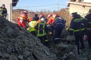 Intervenţie contratimp pentru salvarea unui bărbat prins sub un mal de pământ, la Bistriţa (VIDEO)