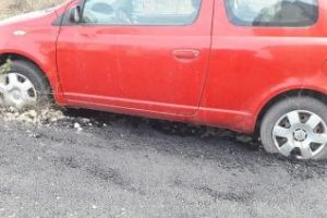 Dorel a asfaltat roţile unei maşini în Floreşti - FOTO