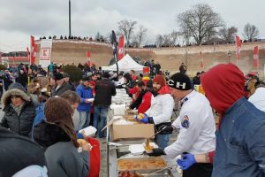 FESTIVAL GASTRONOMIC la masa populară pregătită serbările Centenarului de la Alba Iulia. 4 oi la proţap şi 3 feluri de mâncare se vor distribui gratuit, în trei locuri din Cetatea Alba Carolina