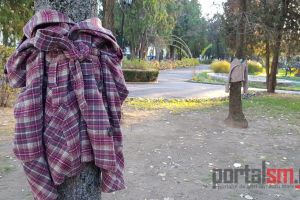 FOTO. Haine pe copaci pentru cei nevoiaşi, la Satu Mare. Au mai rămas două geci!