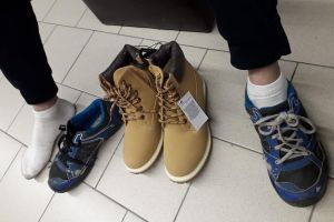 Adevărul despre copilul ce cerşeşte pentru sora sa. Are mamă şi merge la şcoală