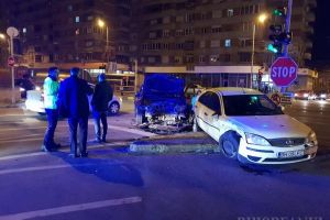Intersecţia groazei: Un Duster şi-a făcut botul praf, lovindu-se de un Ford, lângă podul Dacia (FOTO/VIDEO)