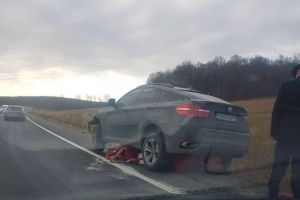 A intrat cu maşina în separatoarele de sens şi le-a aruncat în faţa unui TIR (Foto)