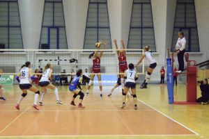 Studentele au jucat sârba