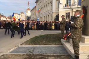 LIVE VIDEO/ FOTO| ZIUA NAȚIONALĂ A ROMÂNIEI 2018, la Alba Iulia: Depuneri de coroane şi jerbe de flori la statuile iluştrilor noştri înaintaşi din Oraşul Marii Uniri