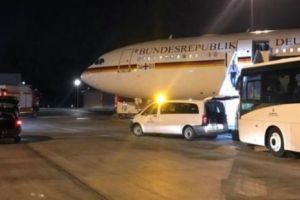AVIONUL Angelei Merkel A FOST ATACAT! Breaking news mondial. Recent, a păţit-o şi Donald Trump…