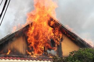 Incendiu puternic izbucnit la o casa din Râfov