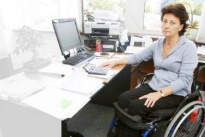 Firmele care angajeaza persoane cu dizabilităţi primesc de la stat 2.250 de lei/ lună, timp de un an