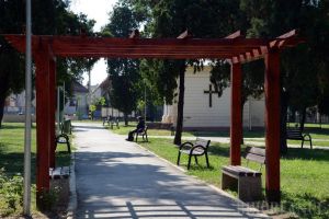 Bolojan face concesii maghiarilor: Parcul Mihai Viteazul redevine Olosig, iar străzile vor fi marcate în trei limbi