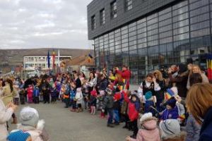 Primăria Floreşti a fost luată cu asalt de urători, mici şi mari - VIDEO