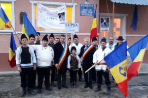FOTO / VIDEO: MOȚII din Lupşa au ajuns joi seara, la Mogoş şi Întregalde. Ei refac, pe jos, traseul delegaţiei de acum 100 de ani, spre Alba Iulia